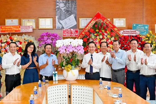 Lãnh đạo Thành ủy Thành phố Hồ Chí Minh thăm, chúc mừng Cơ quan đại diện Báo Nhân Dân tại khu vực miền nam