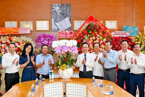 Lãnh đạo TPHCM thăm, chúc mừng các cơ quan báo chí Trung ương