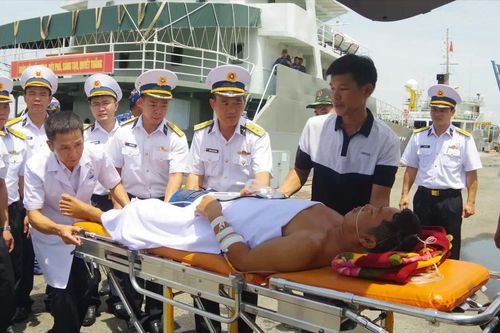 Đưa ngư dân bị tai nạn từ Trường Sa vào bờ an toàn