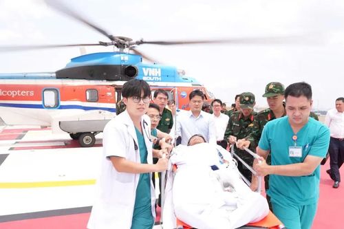 Đưa người bệnh nguy kịch về đất liền điều trị