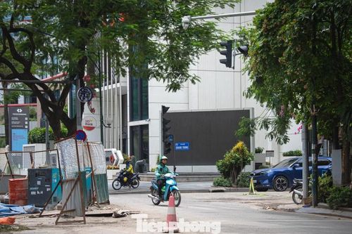 Hà Nội: Dự án chống ngập được báo cáo 'đã hoàn thiện' song lô cốt vẫn án ngữ, mặt đường nham nhở