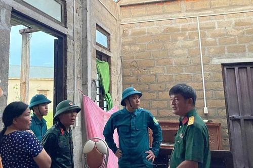 Giông lốc quật ngã hàng trăm cây xanh, tốc mái 18 căn nhà ở Huế