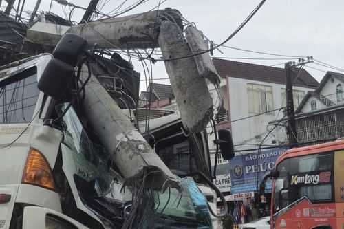 Xe tải chở 12 tấn cà phê tự trôi, tông gãy trụ điện và nhiều phương tiện