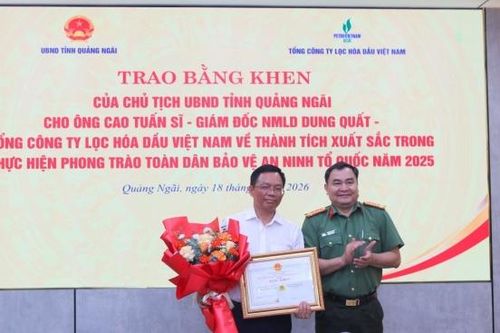 Giám đốc NMLD Dung Quất được trao tặng bằng khen trong phong trào toàn dân bảo vệ an ninh Tổ quốc