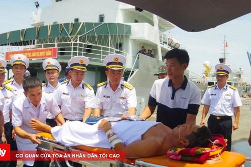 Đưa ngư dân bị tai nạn trên biển về đất liền an toàn