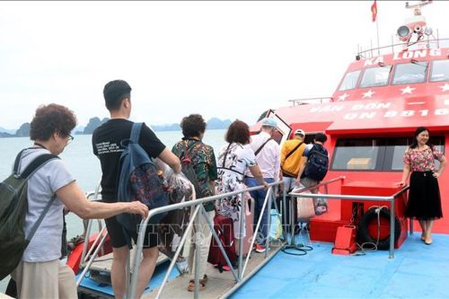Du lịch biển đảo hấp dẫn du khách dịp hè nắng nóng