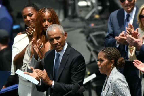 Con gái cựu Tổng thống Obama diện trang phục hở vai với chất liệu độc đáo