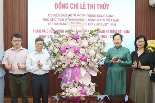 Chủ tịch Hội LHPN Việt Nam Lê Thị Thủy chúc mừng Báo Phụ nữ Việt Nam nhân Ngày 21/6