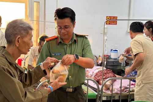 Công an phường Điện Bàn và chùa Bồng Lai trao 300 suất ăn cho người bệnh