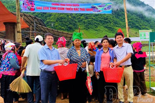 Tuyên truyền giảm thiểu rác thải nhựa tại xã Pú Nhung