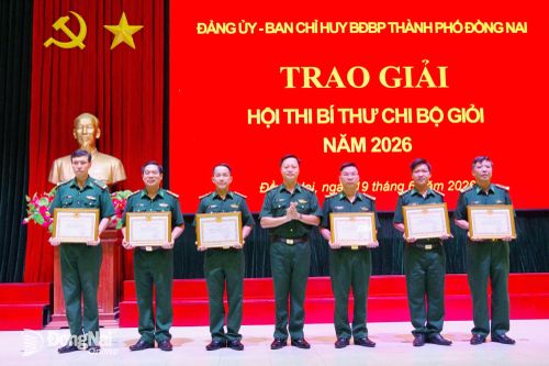 Trao quyết định thăng cấp bậc hàm, nâng lương và khen thưởng cán bộ, sĩ quan