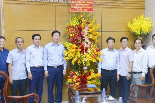 Phó Chủ tịch UBND tỉnh Đồng Tháp Huỳnh Minh Tuấn chúc mừng các cơ quan báo chí nhân dịp 21-6