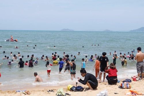 Người dân và du khách nhộn nhịp tắm biển cầu bình an trong ngày Tết Đoan Ngọ