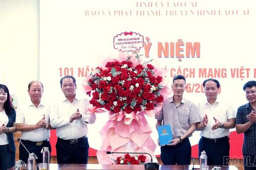 Thường trực HĐND tỉnh và Đoàn đại biểu Quốc hội tỉnh thăm, chúc mừng Báo và Phát thanh, Truyền hình Lào Cai nhân dịp 21/6