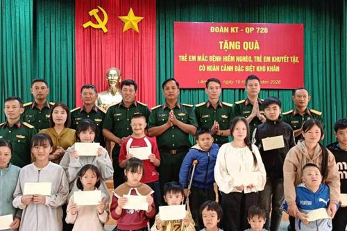 Đoàn kinh tế quốc phòng 726 tặng quà cho trẻ em có hoàn cảnh khó khăn