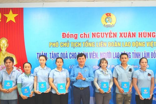 Tổng Liên đoàn Lao động Việt Nam tặng quà cho đoàn viên, người lao động khó khăn Lâm Đồng