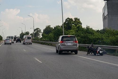 Ô tô cắt ngang hai làn đường ép xe máy không kịp trở tay