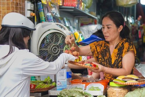 Chợ truyền thống nhộn nhịp trong ngày Tết Đoan Ngọ