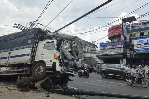 Xe tải chở 12 tấn cà phê tự trôi, tông gãy trụ điện trung thế