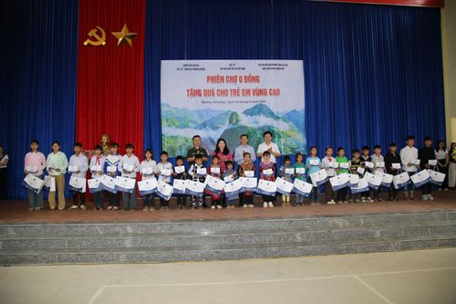 Gần 2,4 tỷ đồng hỗ trợ trẻ em khó khăn tại Phiên chợ 0 đồng ở xã Mường Khương - Lào Cai