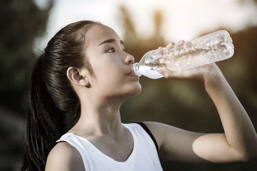 Tưởng là thói quen bình thường, kiểu uống nước này lại bị xếp vào nhóm gây hại sức khỏe