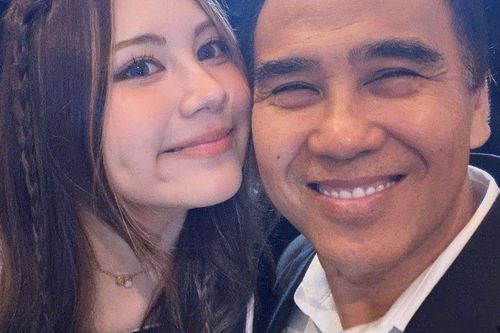 Quyền Linh nghẹn ngào trong lễ tốt nghiệp con gái út: Khoảnh khắc 'tan chảy' mạng xã hội