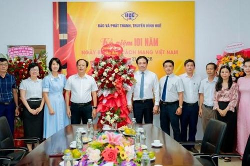 Chủ tịch UBND thành phố Huế thăm và chúc mừng các cơ quan báo chí nhân ngày 21/6