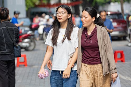 Phụ huynh sốt sắng giữ chỗ trường tư, 'nín thở' chờ kết quả vào lớp 10 công lập