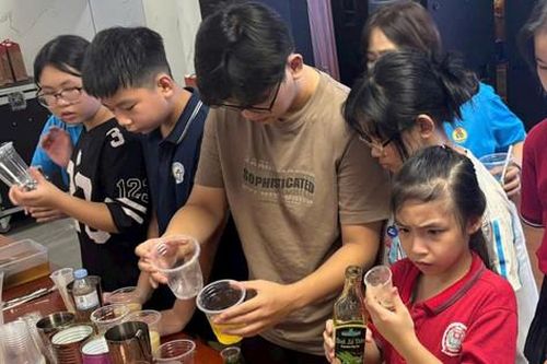 Công đoàn phường Đống Đa tặng quà và trang bị kỹ năng hè cho con của đoàn viên