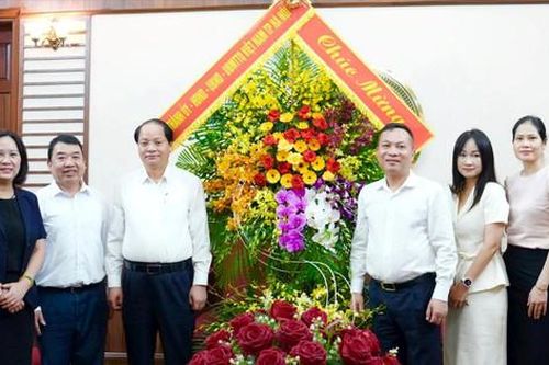 Trưởng ban Tuyên giáo và Dân vận Thành ủy Hà Nội thăm, chúc mừng các cơ quan báo chí
