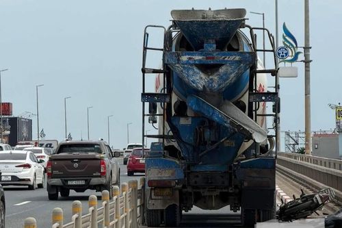 Hà Nội: Xe bồn đi vào làn xe máy trên cầu Nhật Tân gây tai nạn chết người