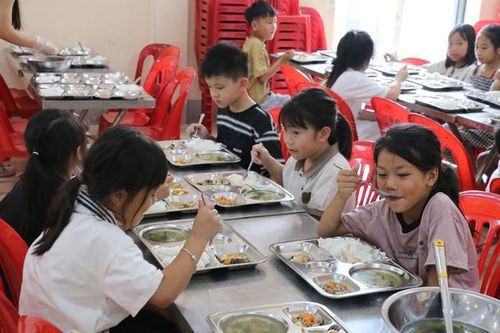Đừng để mọi đứa trẻ ăn chung một khay cơm bán trú
