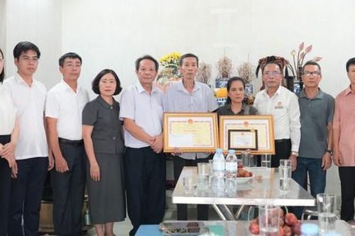 Trao bằng khen cho cá nhân, gia đình có nghĩa cử hiến tạng cứu người