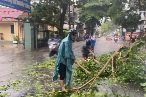 Dông lốc làm 1 người bị thương, nhiều nhà dân tốc mái ở Huế