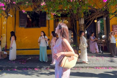 Ca sĩ Hàn Quốc mê mẩn hoa giấy Hội An