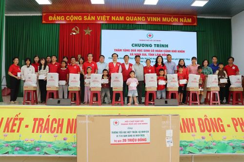 Khám bệnh, trao quà cho người dân và học sinh có hoàn cảnh khó khăn tại Lâm Đồng