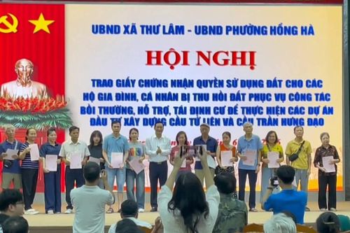 [Video] Người dân Hà Nội giao đất xây cầu nhận 'sổ đỏ' tái định cư