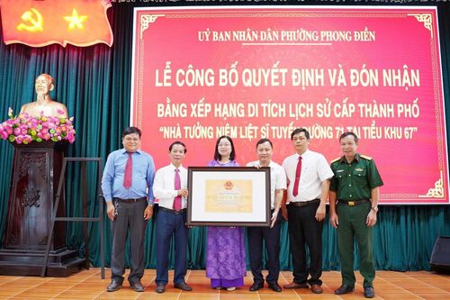 Đón nhận Bằng xếp hạng Di tích lịch sử Nhà Tưởng niệm Liệt sĩ tuyến đường 71