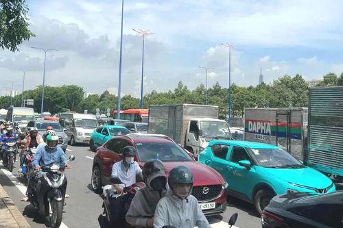 Kẹt xe nghiêm trọng tại nút giao An Phú