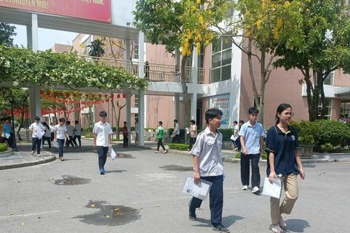 Niềm vui và nỗi buồn của phụ huynh và học sinh sau điểm thi lớp 10