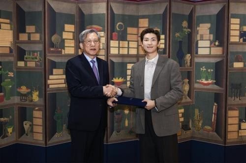 Một thành viên nhóm nhạc BTS được bổ nhiệm làm Đại sứ toàn cầu đầu tiên của Bảo tàng quốc gia Hàn Quốc
