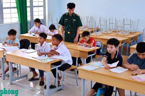 Đồn Biên phòng Ia Púch tổ chức lớp học hè cho học sinh khu vực biên giới