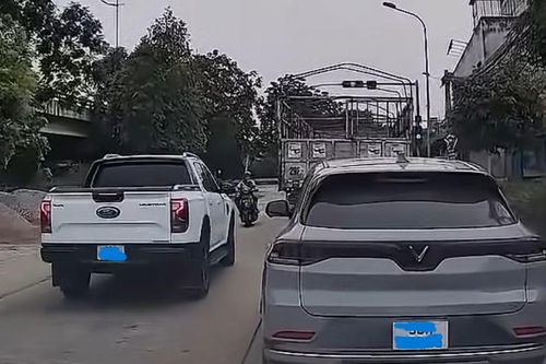 Lấn làn, người đi xe bán tải đánh tài xế xe máy rồi định 'chuồn' nhưng bất thành
