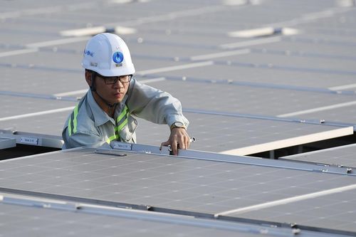 Giá điện cao hơn, EVN đề nghị làm rõ hiệu quả của điện mặt trời kết hợp lưu trữ
