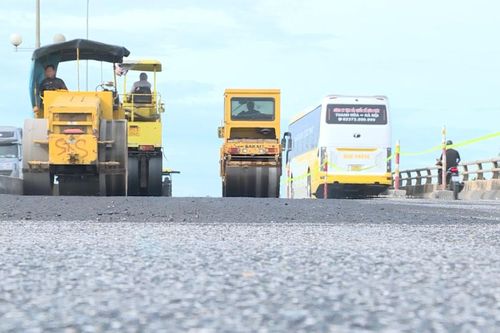 Khẩn trương sửa chữa tuyến đường tránh phía Đông