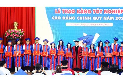 Trường Cao đẳng Kiên Giang trao bằng tốt nghiệp cho 722 tân cử nhân, tân kỹ sư