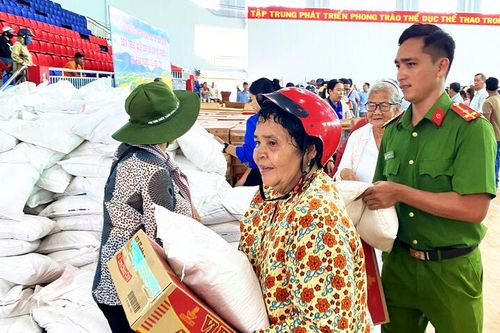 Trao 789 phần quà cho hộ nghèo, cận nghèo xã Tri Tôn