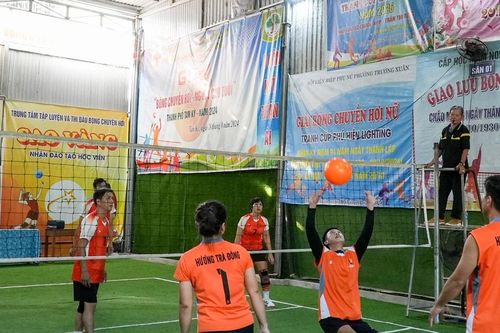 Hương Trà khai mạc giải bóng chuyền hơi nam - nữ phối hợp