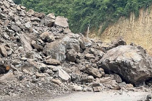 Mưa lớn gây sạt lở nghiêm trọng trên tuyến đường vào trung tâm xã Thuận Hòa
