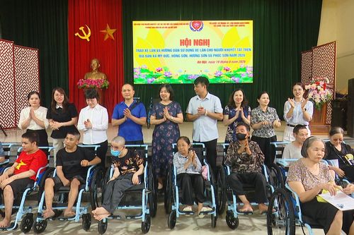 Hà Nội trao tặng 50 xe lăn cho người khuyết tật